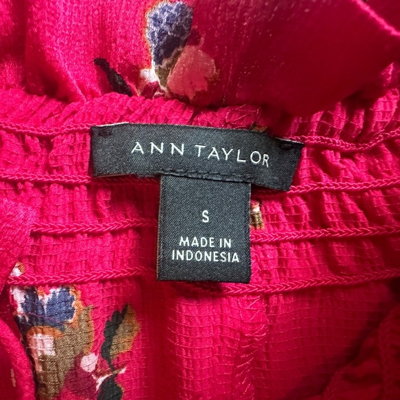 🌺 Ann Taylor Red Floral Smocked Neck Blouse – Size Small - Picture 8 of 11